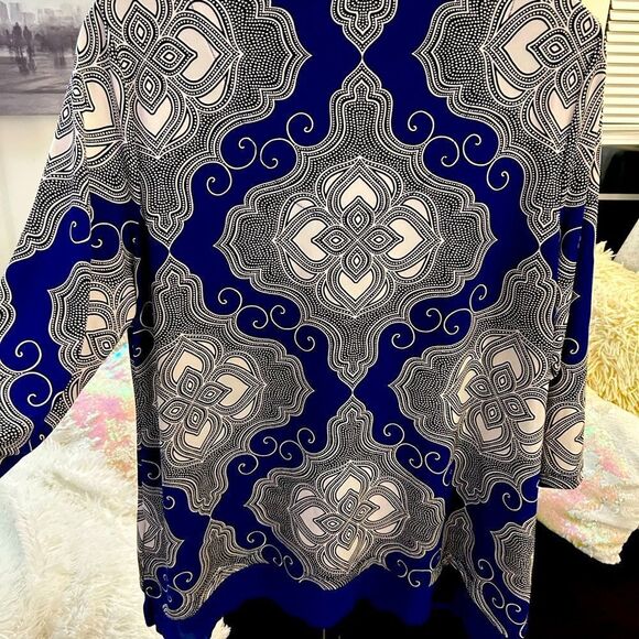 Elegant Blue and White Patterned Women's Top - Picture 6 of 7